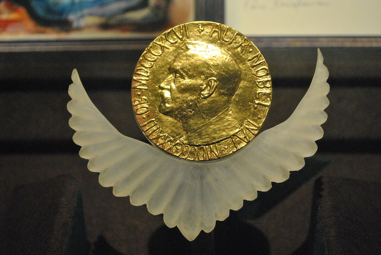 Hanno candidato anche Adolf Hitler al premio Nobel per la pace, ma come si assegna davvero?