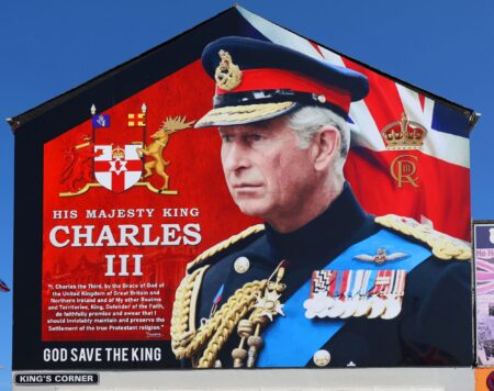 Re Carlo sul murale di un edificio di Belfast in Irlanda del Nord