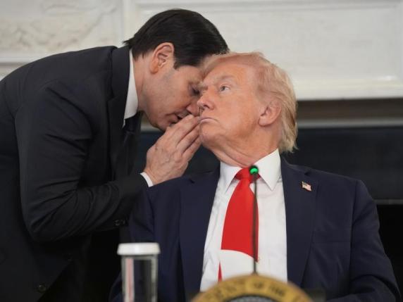 Rubio sussurra qualcosa a Trump