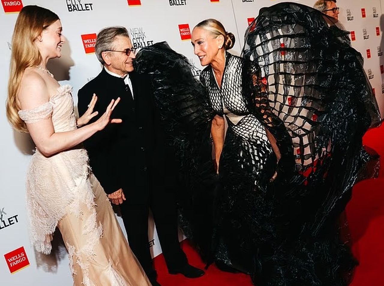 Sarah Jessica Parker riabbraccia “il russo” di Sex and the City, Mikhail Baryshnikov a bocca aperta per Carrie Sarah Jessica Parker riabbraccia “il russo” di Sex and the City, Mikhail Baryshnikov a bocca aperta per Carrie