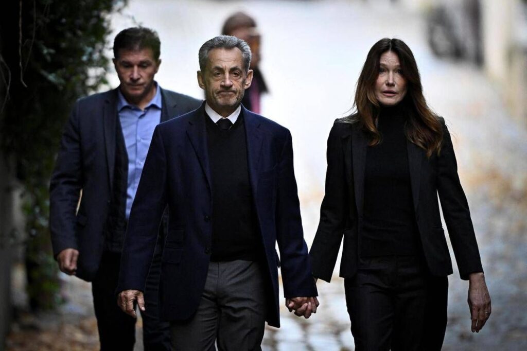 Sarkozy in carcere mano nella mano con la moglie Carla Bruni
