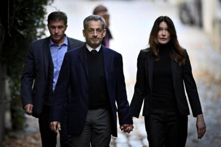 Sarkozy in carcere mano nella mano con la moglie Carla Bruni