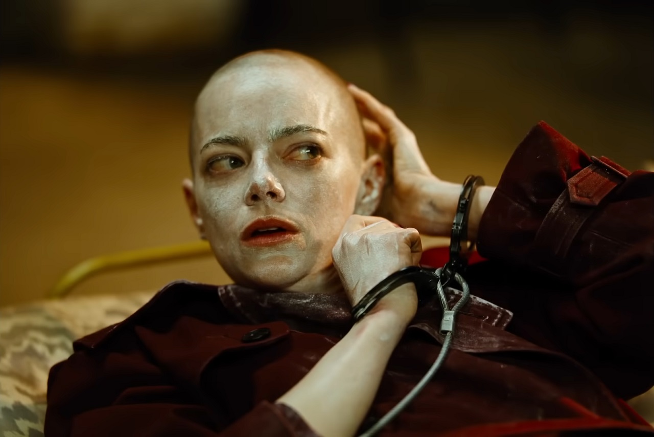 Emma Stone con la testa rasata in "Bugonia"