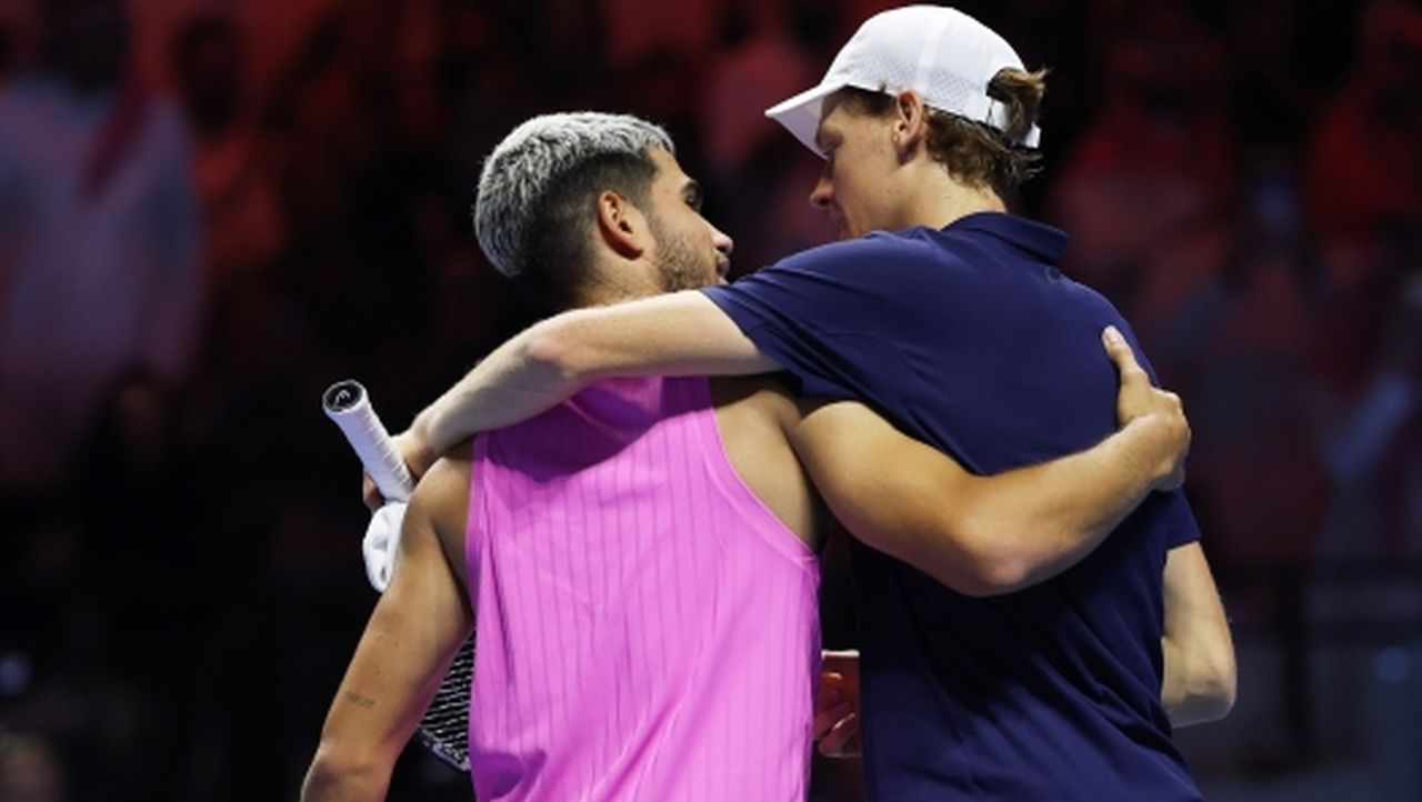 “Ping pong” tra giganti a Riad: Sinner fulmina Alcaraz (e poi si abbracciano come due fratelli) “Ping pong” tra giganti a Riad: Sinner fulmina Alcaraz (e poi si abbracciano come due fratelli)
