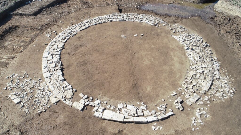 Il tumulo di Wolkertshofen, con la sua struttura circolare in pietra