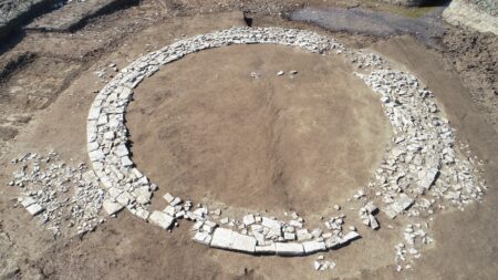 Scoperta in Baviera una tomba monumentale romana di 12 metri, ma il defunto non c’è: ecco perché Il tumulo di Wolkertshofen, con la sua struttura circolare in pietra