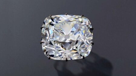 Cos’è il Régent, il diamante “maledetto” da 140 carati che ha attraversato rivoluzioni, imperatori e il recente furto al Louvre Il diamante Régent, custodito alla Galleria di Apollo del Louvre e scampato alla recente rapina