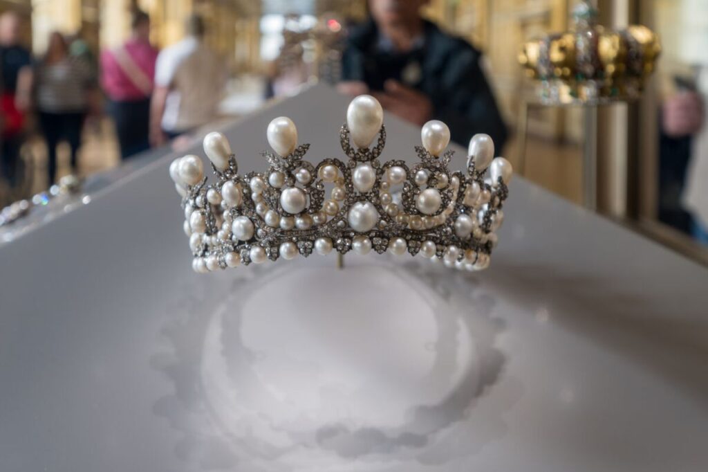 I gioielli rubati al Louvre? Sono in vendita su Vinted (ovviamente è uno scherzo) Tiara del Louvre