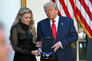 Trump con il nuovo colore di capelli