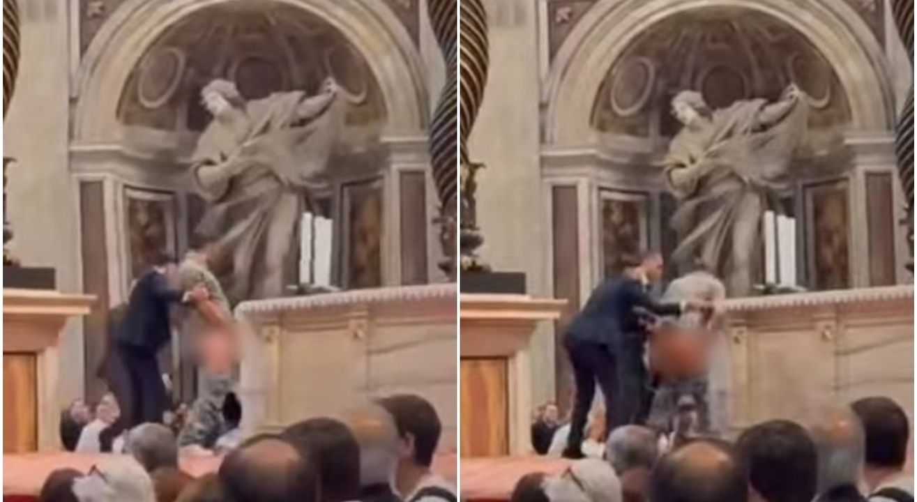 Panico in Vaticano: turista nudo sull’altare di San Pietro e il Papa (furioso) ordina rito riparatorio Panico in Vaticano: turista nudo sull’altare di San Pietro e il Papa (furioso) ordina rito riparatorio