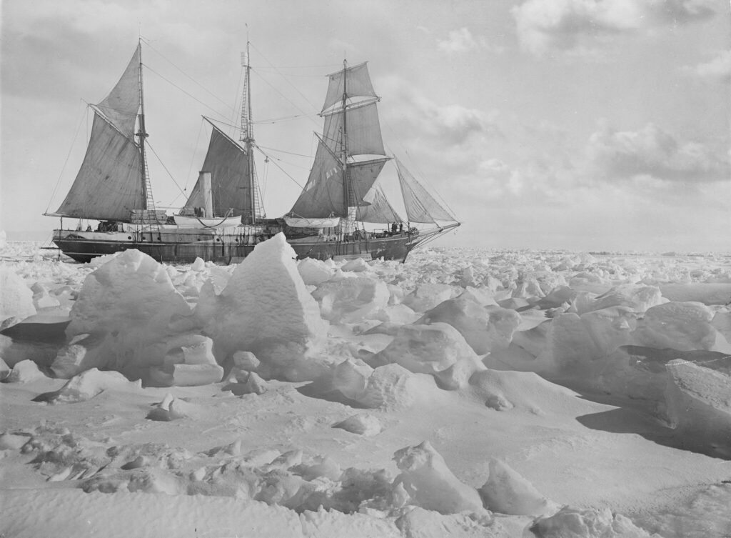 Endurance, la nave maledetta: Shackleton non era un eroe, c’era un segreto che sapeva e nascose ai suoi uomini Un'immagine dell'Endurance prima dell'affondamento