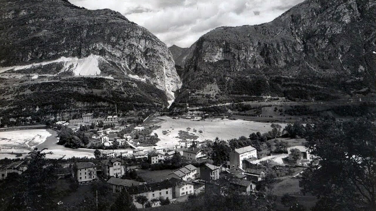 La gola del Vajont vista da Longarone, prima della costruzione della diga