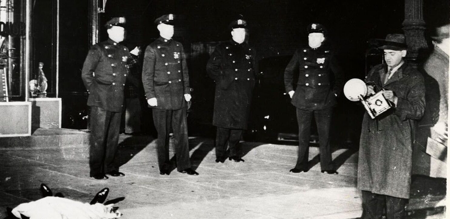 Weegee: l’uomo che fece della cronaca nera un’arte e della notte newyorkese un palcoscenico