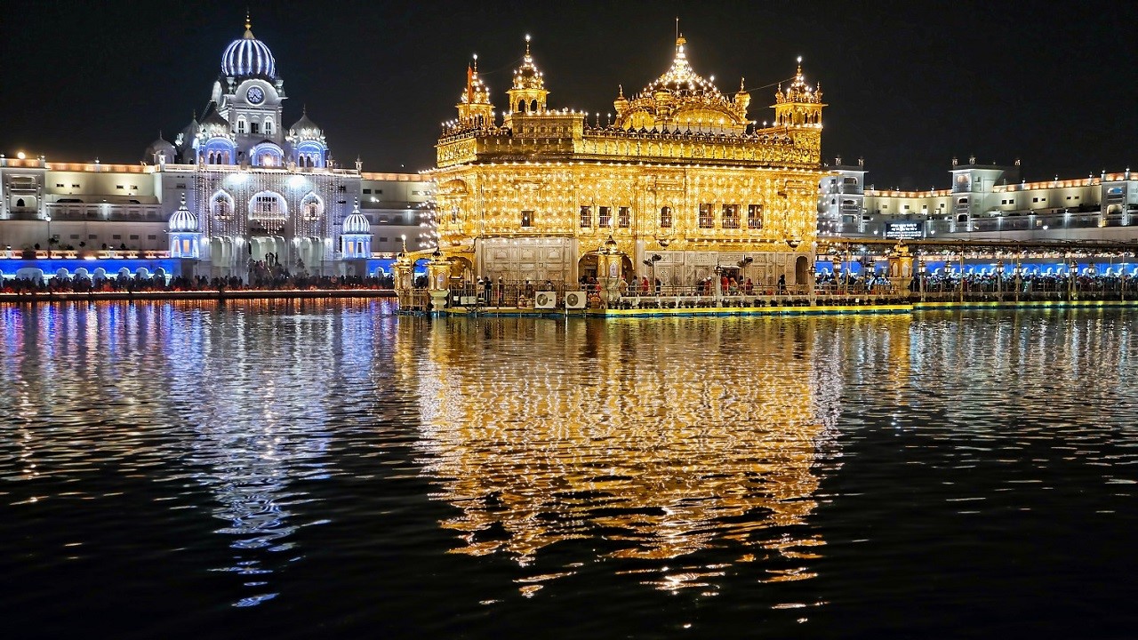Il Tempio d'Oro di Amritsar illuminato a festa per la notte di Diwali