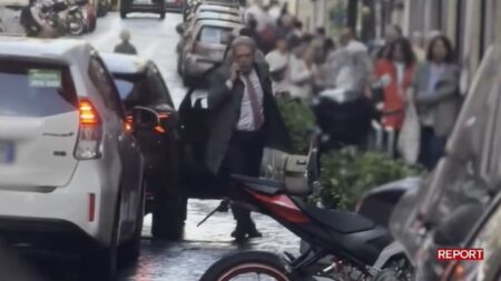 Agostino Ghiglia sorpreso dalle telecamere di Report