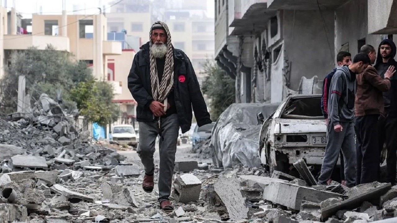 Un uomo cammina tra le macerie di un palazzo distrutto da un attacco israeliano a Deir el-Balah, nella Striscia di Gaza centrale