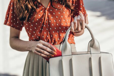 donna con borsa
