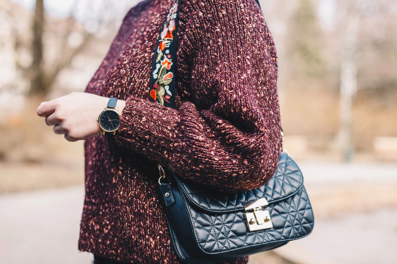 donna con borsa a tracolla