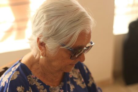 donna con capelli bianchi