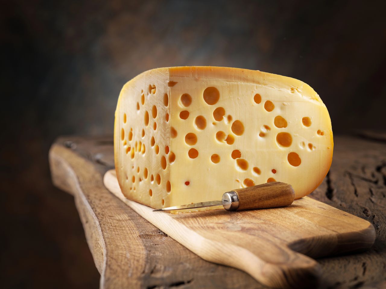 Perché il formaggio svizzero è pieno di buchi? La risposta è disgustosa (ma innocua)