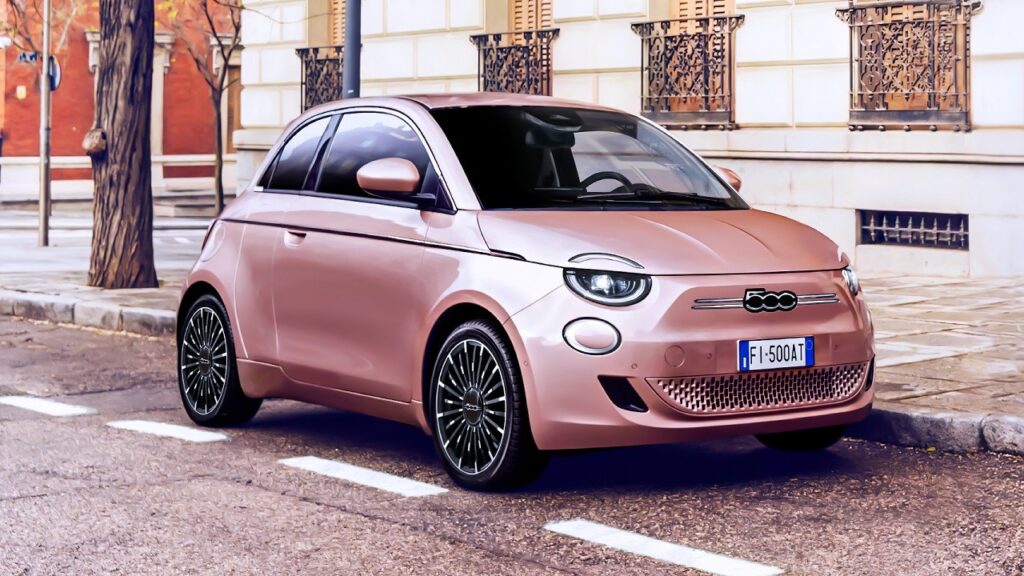 La Fiat 500e, una delle 3 vetture del brand torinese interessate dall'iniziativa "Elettrico Facile Fiat"