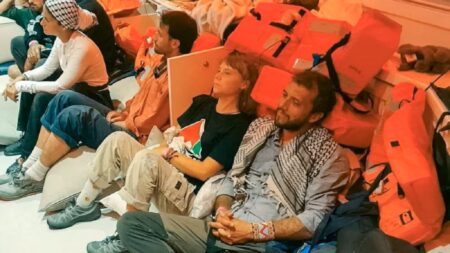 Greta Thunberg, Thiago Avila e altri attivisti della Global Sumud Flotilla dopo l'intercettazione dell'esercito israeliano