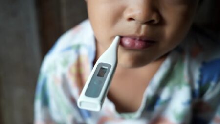 Un bambino malato di influenza