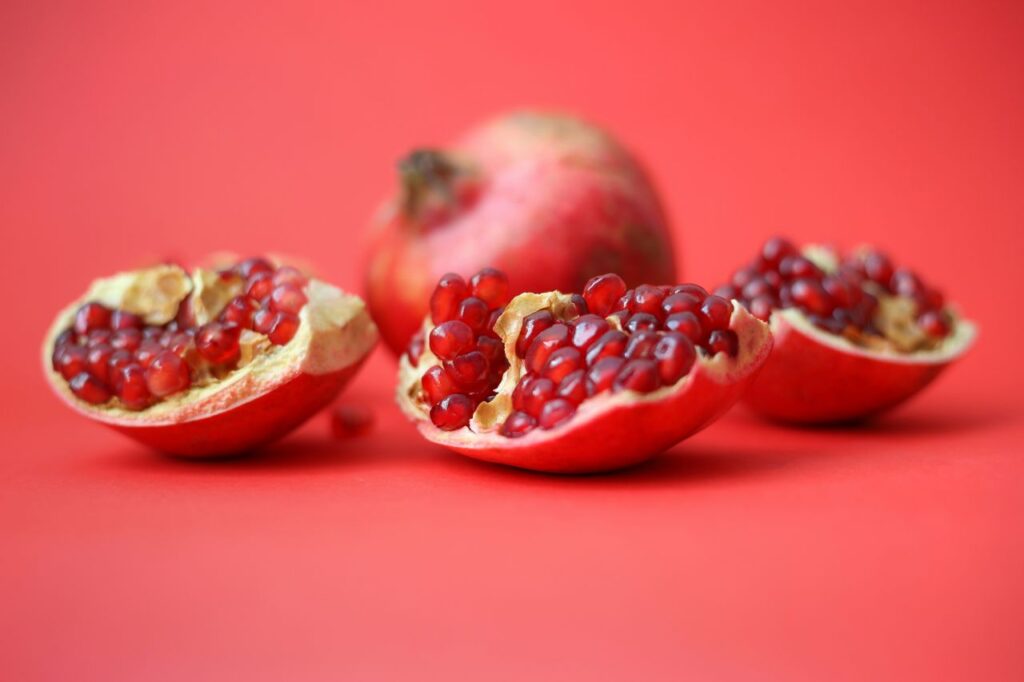 frutto di melograno aperto