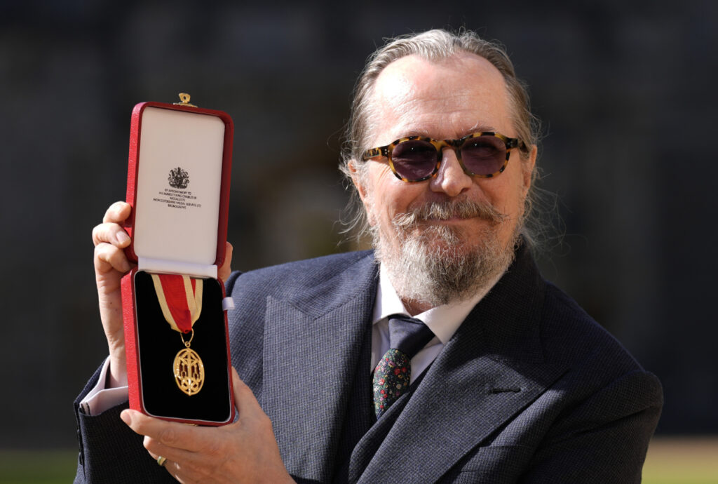Gary Oldman insignito del cavalierato dal Principe William