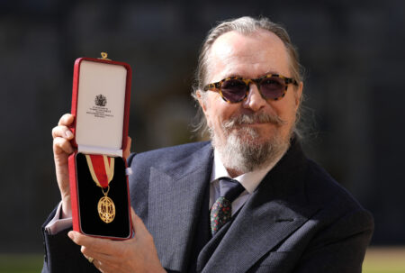 Gary Oldman insignito del cavalierato dal Principe William