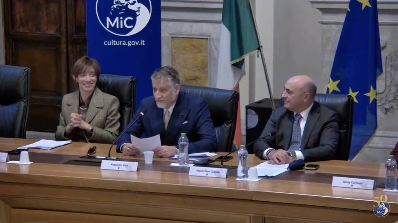 Il momento surreale in cui Giuli canta Albachiara durante l’annuncio ufficiale di Alba come capitale dell’arte 2027 Il momento surreale in cui Giuli canta Albachiara durante l’annuncio ufficiale di Alba come capitale dell’arte 2027
