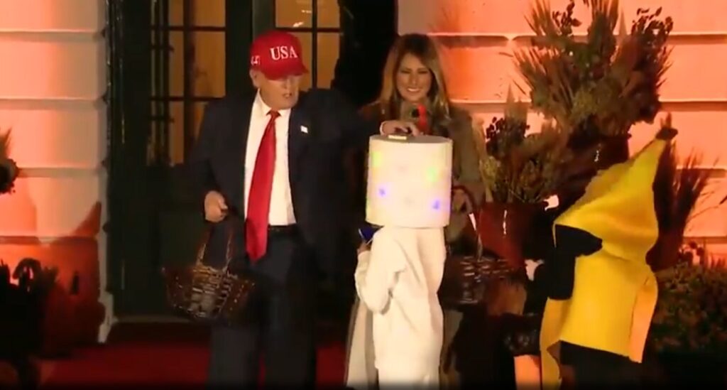 Il momento in cui Trump posa una barretta di cioccolato sulla testa di un bambino vestito da Marshmello