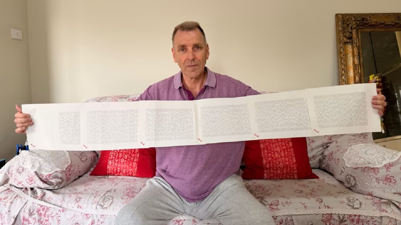 Dice il suo nome… e intanto invecchi: l’uomo che impiega 20 minuti per presentarsi Dice il suo nome… e intanto invecchi: l’uomo che impiega 20 minuti per presentarsi