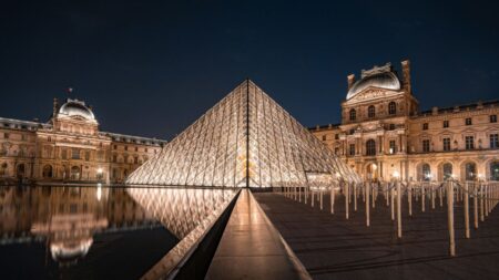 la Piramide sul Louvre