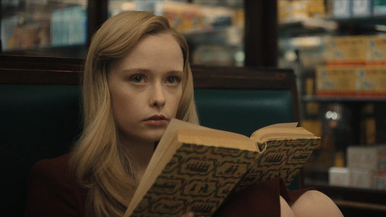 Suzanna Son interpreta Adeline Watkins nella serie Netflix "Monster: la vera storia di Ed Gein"