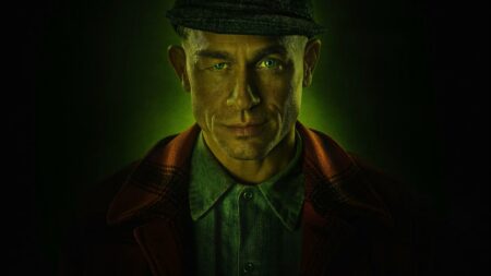 Charlie Hunnam nei panni di Ed Gein in un'immagine promozionale della serie Netflix a lui dedicata