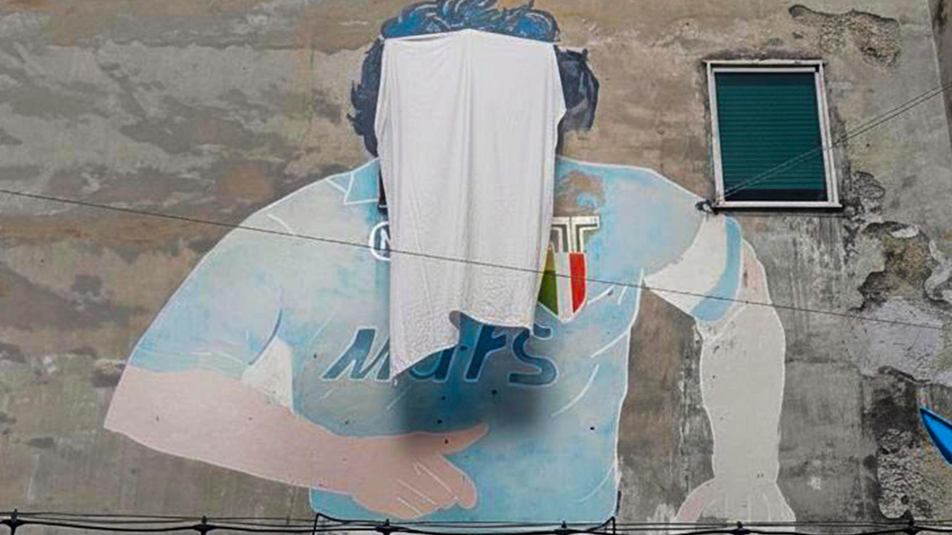 Napoli, il murales di Maradona coperto da un telo e ora i Quartieri Spagnoli sono in rivolta Napoli, il murales di Maradona coperto da un telo e ora i Quartieri Spagnoli sono in rivolta