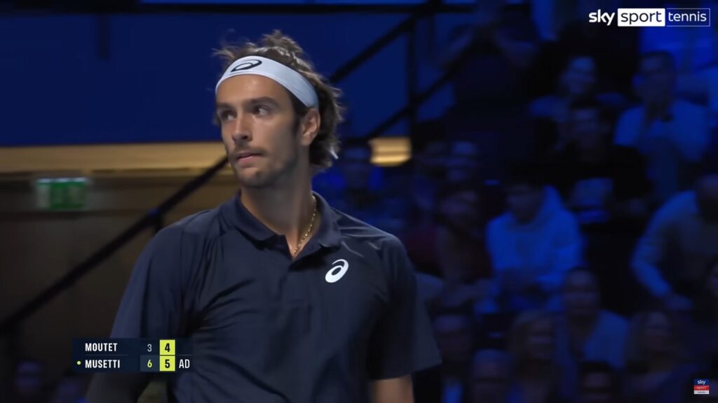 Il tennista Lorenzo Musetti, più volte sorpreso a bestemmiare in campo