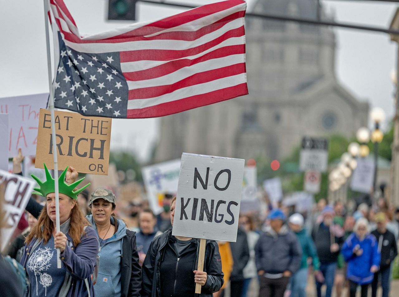 “Non vogliamo re!”: milioni in piazza contro Trump. Ecco come le proteste “No Kings” stanno riscrivendo la storia “Non vogliamo re!”: milioni in piazza contro Trump. Ecco come le proteste “No Kings” stanno riscrivendo la storia