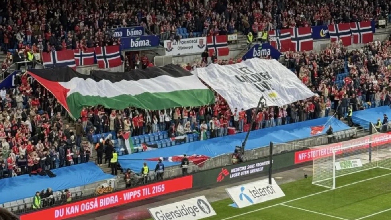 La bandiera palestinese e lo striscione con scritto "Let children live" mostrati dai tifosi norvegesi durante la partita Norvegia-Israele di sabato scorso
