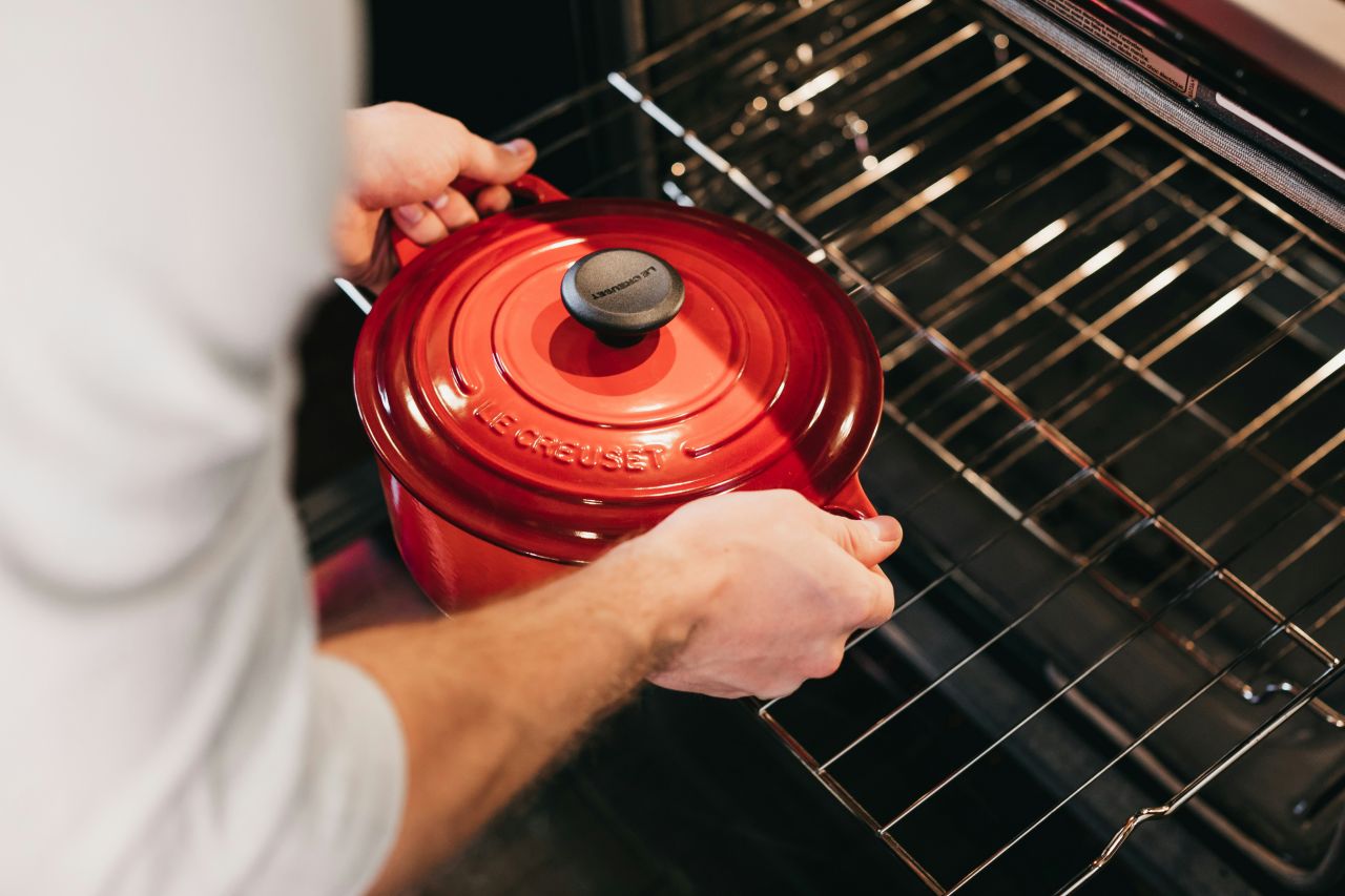 lo sapevate che il forno tradizionale vi ruba soldi ogni giorno ecco i metodi di cottura che dimezzano la bolletta
