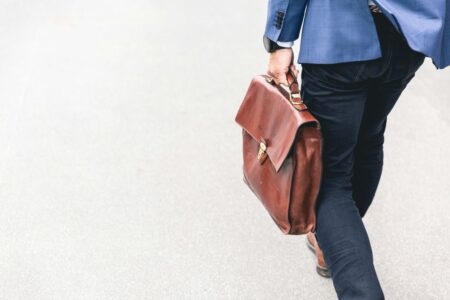 persona con valigetta