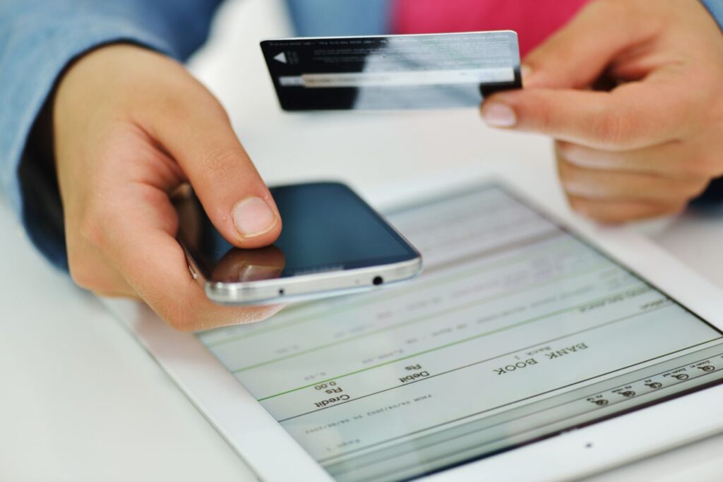 persona fa movimenti bancari online