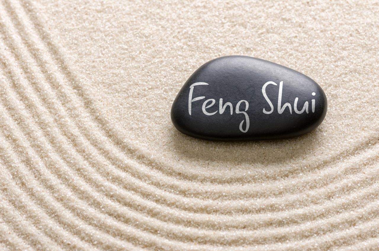 pietra con scritta feng shui