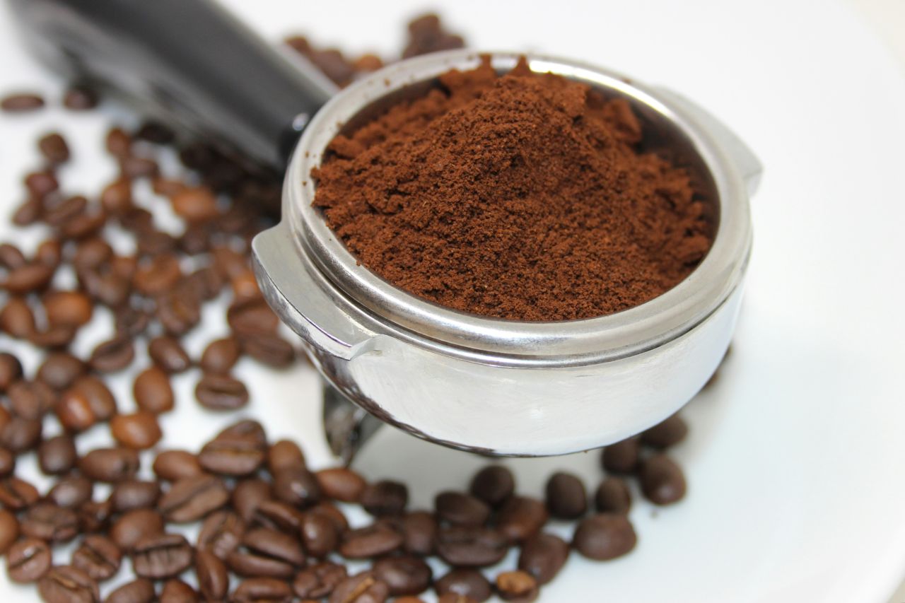 Butti i fondi di caffè? Stai disperdendo un vero tesoro Butti i fondi di caffè? Stai disperdendo un vero tesoro