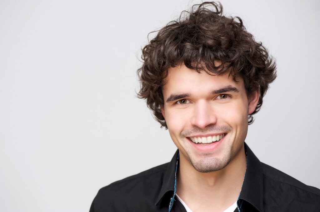 primo piano di un giovane uomo sorridente