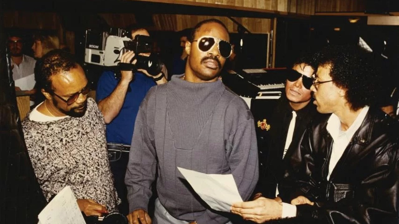 Quincy Jones, Stevie Wonder, Michael Jackson e Lionel Ritchie all'epoca della registrazione di We Are The World