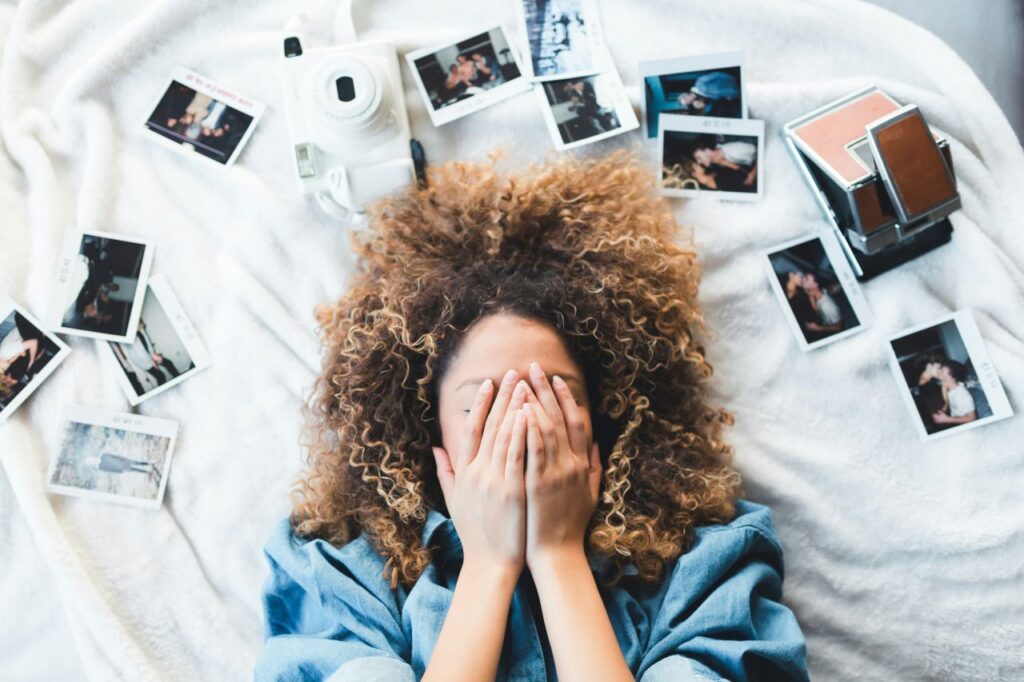 ragazza circondata da foto