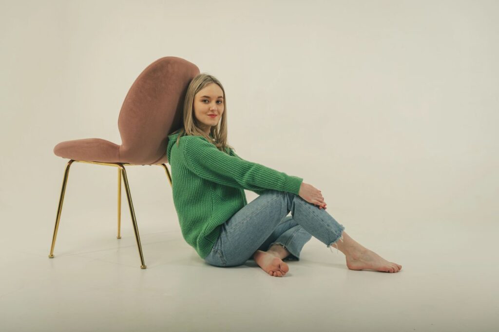 ragazza vicina a sedia