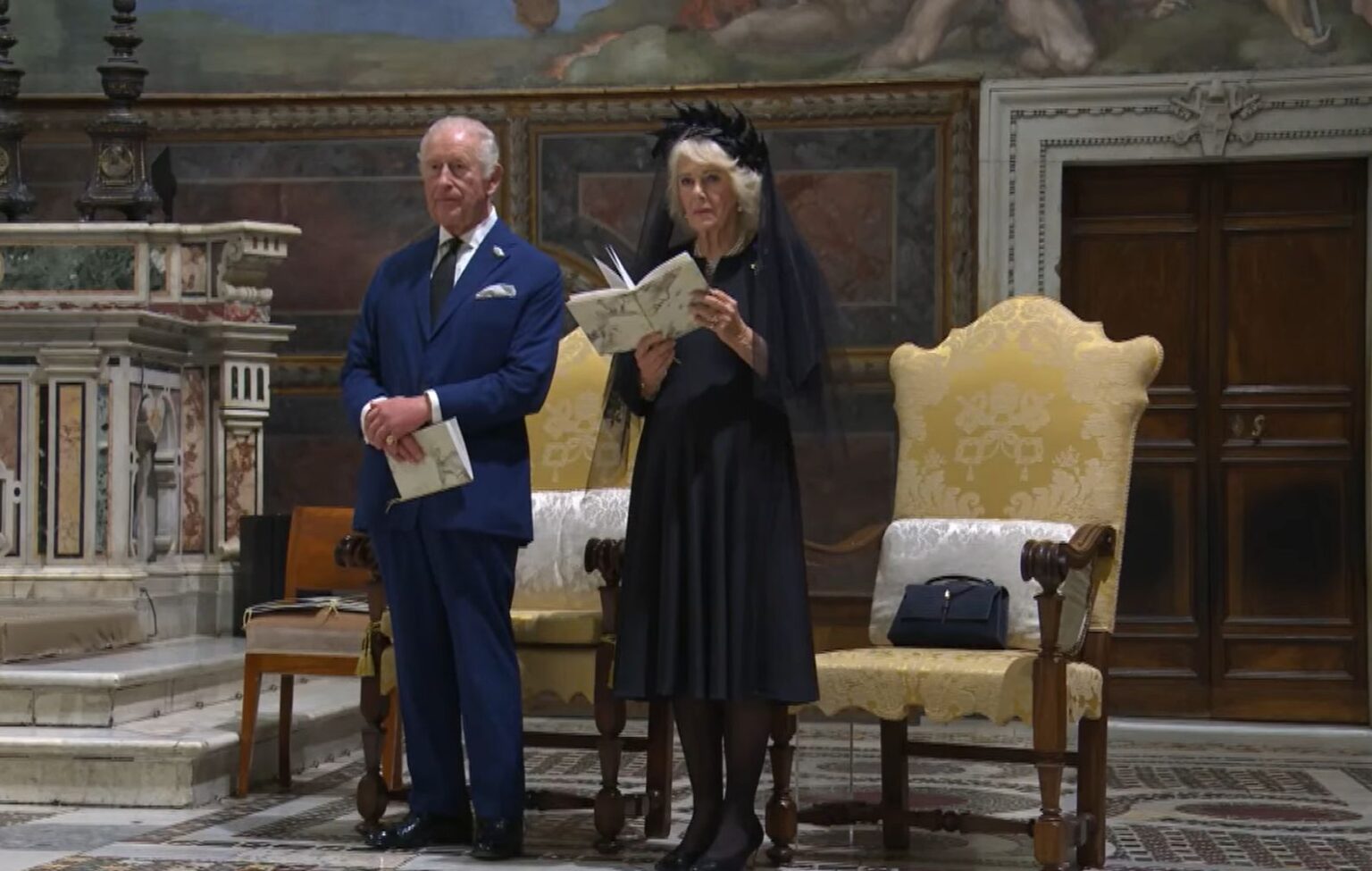 Papa Leone XIV diventa Papal Confrater di Windsor: lo storico scambio con re Carlo dopo 500 anni re carlo e Camilla nella cappella sistina